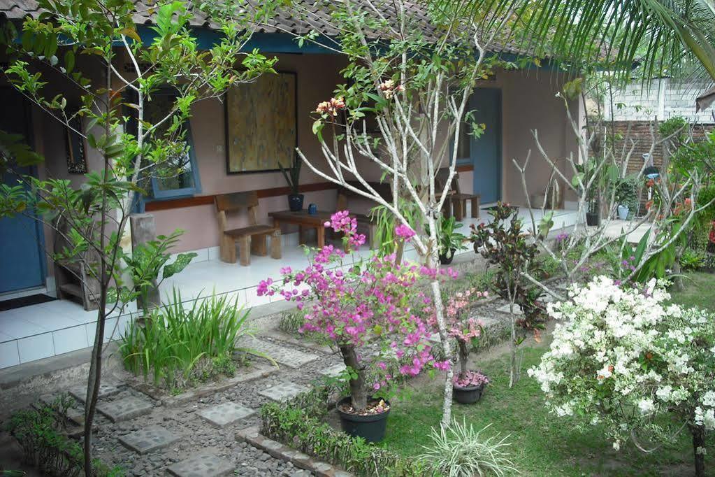 La Casa Homestay Senggigi Exterior photo
