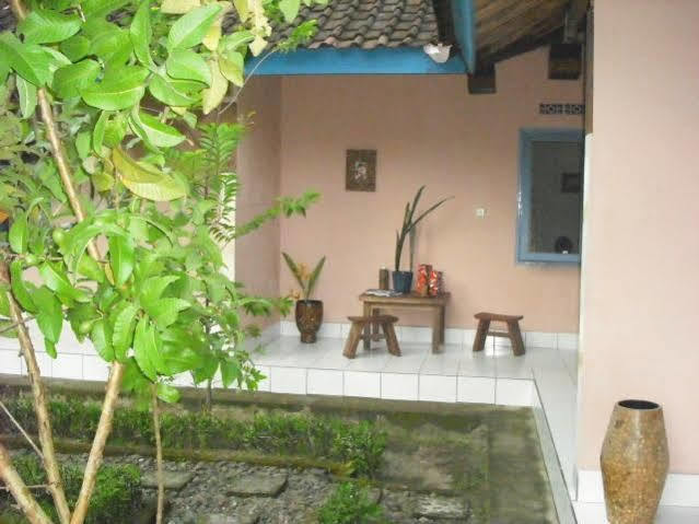 La Casa Homestay Senggigi Exterior photo