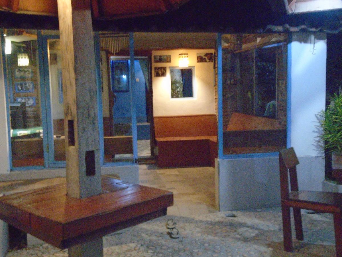 La Casa Homestay Senggigi Exterior photo