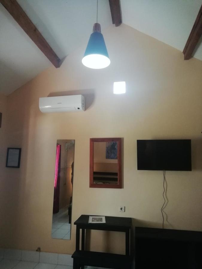 La Casa Homestay Senggigi Exterior photo